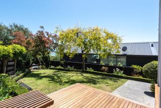 Retro Living - Lush Garden - Christchurch - 8