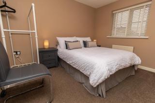 Dwellcome Home Ltd 3 Double Bedroom House, Private Estate, Driveway Parking, Fast WIFI, Ideal for Long Term Contractor, etc Stays, 3 miles 7 mins drive to Nissan, 15 mins to Sunderland Newcastle, Regular Housekeeping Options - See Our Site for Assurance - 3