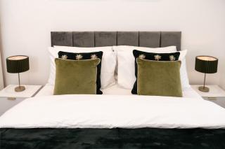 Fantastic New, London Apartment 3 Bed 1 Bath & Parking - 1