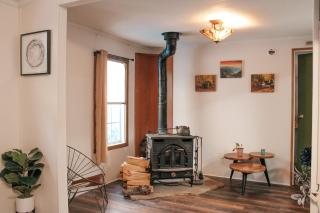Treasure Cove - Cozy Gatlinburg home walking distance to the river - 0