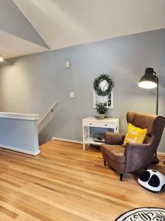 Secluded Two Story Country Style Loft with Balcony - Houston - 5