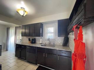Quiet & Cozy home near Hospitals - Cleveland - 2