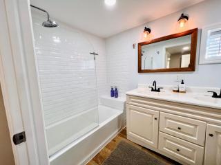 Ultra Modern - Entire 3 Bedroom Apartment - 5 min walk to the Beach - 1