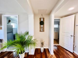 Ultra Modern - Entire 3 Bedroom Apartment - 5 min walk to the Beach - 8