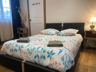 Logements Un Coin de Bigorre - La Pyrénéenne - 130m2 - Canal plus, Netflix, Bein, Apple TV - Wifi fibre - Village campagne - 1