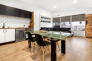Modern Oasis: Sleeps 4, Parking, Kitchen, WiFi - 9