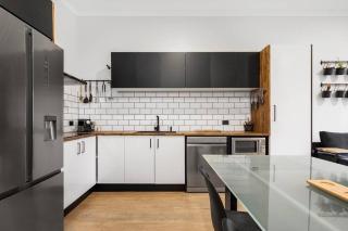 Modern Oasis: Sleeps 4, Parking, Kitchen, WiFi - 4