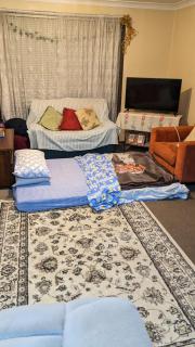 BIDWILL GARDENS - 2 Rooms A Private Room with a King-Size Bed or Open Lounge Room Floor Mattress SHARED Bathroom FREE Kitchen Essentials FREE Laundry Facilities Fast NBN WIFI HDTV NETFLIX, YOUTUBE, KAYO Meal and Transport Service Available - 2