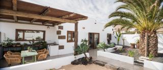 Casa Botanica - Central Island Location - 10 mins drive to Famara and La Santa - 9