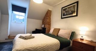 CNTRL Reading Modernized 3 bedroom House - 6