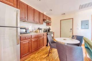 2 Bedroom Gem near Center City! W/ Rental Car Opt - Philadelphia - 1