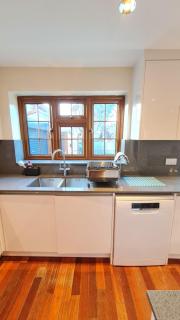 Luxury London House Sleeps x 16, Free Parking, Free Wifi, Garden Patio, Close to tube line easy access to Central London - 8