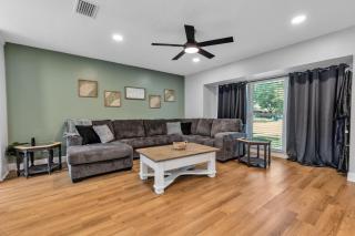Rustic Retreat~Heated Pool~Hot Tub~3 Kings~Playset~Firepit~14 Bed - Tampa - 9