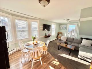 Entire Lovely 3 Bedroom, 2 Bathroom Apartment! 1 Block to the Beach and Boardwalk! - Wildwood - 9