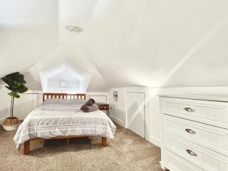 Entire Lovely 3 Bedroom, 2 Bathroom Apartment! 1 Block to the Beach and Boardwalk! - Wildwood - 4