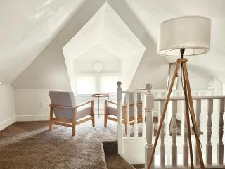 Entire Lovely 3 Bedroom, 2 Bathroom Apartment! 1 Block to the Beach and Boardwalk! - Wildwood - 2