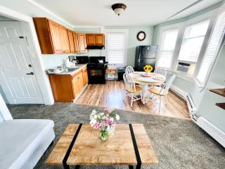 Entire Lovely 3 Bedroom, 2 Bathroom Apartment! 1 Block to the Beach and Boardwalk! - Wildwood - 6