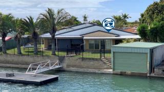 Ground floor, family unit on the canal with free WIFI! - Bongaree - 0