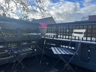 Two bed flat in popular York Rd - 6