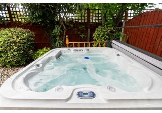 Nature's Serenade:3BR Classic Home-Jacuzzi & Sauna - Canvey Island - 2