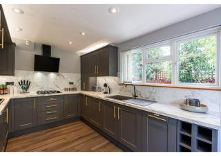 Nature's Serenade:3BR Classic Home-Jacuzzi & Sauna - Canvey Island - 8