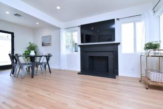 Beautiful 4 Bed Home + Jacuzzi - Los Angeles - 1