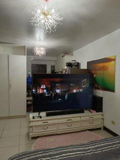 Cozy condo with KING-size bed, 70inch Samsung SmartTV , in calm Urban Deca Homes Tipolo complex - Mandaue - 3