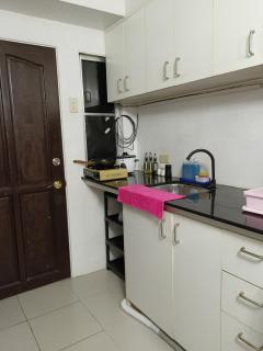Cozy condo with KING-size bed, 70inch Samsung SmartTV , in calm Urban Deca Homes Tipolo complex - Mandaue - 4