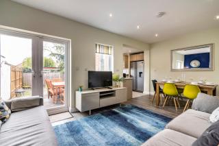 4 Bed Terraced House in Beeston with Convenient City Centre Access - Nottingham - 0