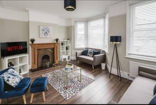 Elegant 5 bed house with parking- Photo ID Required - Croydon - 0