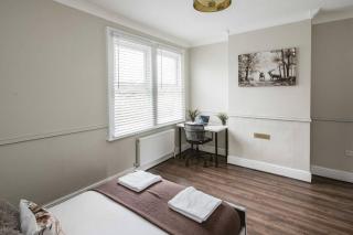 Elegant 5 bed house with parking- Photo ID Required - Croydon - 4