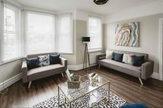 Elegant 5 bed house with parking- Photo ID Required - Croydon - 1