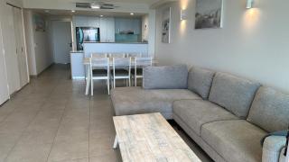 Dwell @ 22, Oceanfront Apartment - Bargara - 2
