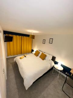 Harrys Home - Contractors & Business professionals - 2 Parking spaces - 4 Large Bedrooms & 2 Bathrooms - Pool table - Table Tennis - Darts - Games console - near NEC - 2