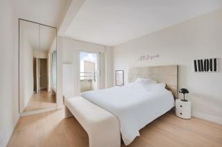 Eiffel Tower View - Charming Artist Apartment - GetHosted - 2