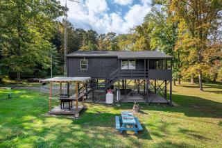Riverfront Cabin wFirepit Pool Table Porch WiFi - 9