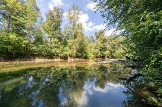 Riverfront Cabin wFirepit Pool Table Porch WiFi - Hedgesville - 7