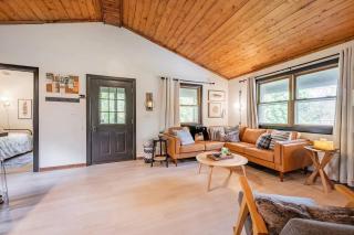 Riverfront Cabin wFirepit Pool Table Porch WiFi - Hedgesville - 4