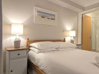 Fistral beachside escape - dramatic ocean views - 7