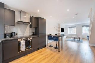 Cheerful 2 Bedroom holiday home with free parking - Hendon - 0