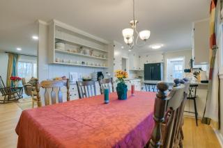 Durham Home Floor-to-Ceiling Windows with View - Durham - 2