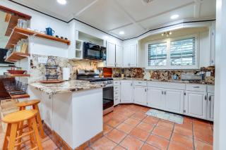 San Antonio Home Private Pool and Covered Patio - 4