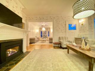 Designer's Stylish & Historic Home on Main Street - Kingsville - 1