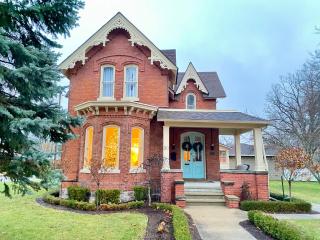 Designer's Stylish & Historic Home on Main Street - 9