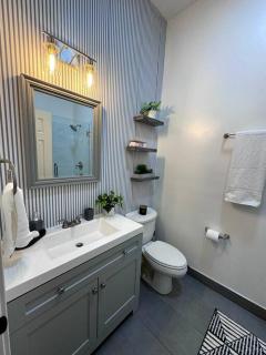 Chic Safari Haven - 2 BD\2 BA - Sleeps 8 - Chicago - 4