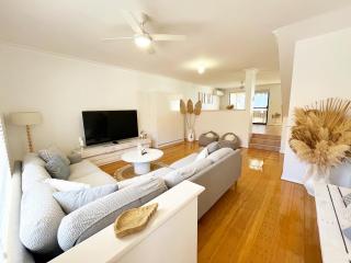The Scarborough Beach House - Walk to the beach! - Perth - 7