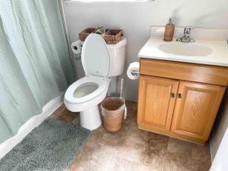 Cozy 3BR Home With King Size Bed - Union City - 9
