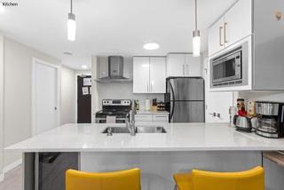 Beautiful Bright Modern Condo with Water view and AC in DT Vancouver 2BR,3BD,2BT sleeps 6 guests Free parking Netflix Included - Vancouver - 2