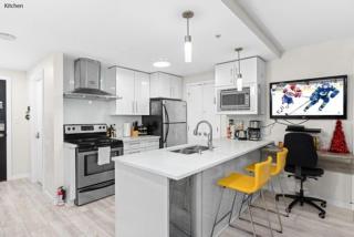 Beautiful Bright Modern Condo with Water view and AC in DT Vancouver 2BR,3BD,2BT sleeps 6 guests Free parking Netflix Included - Vancouver - 1