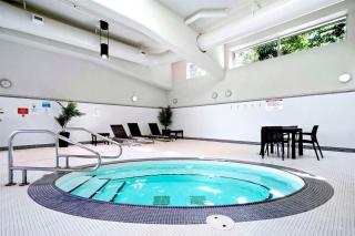 Beautiful Bright Modern Condo with Water view and AC in DT Vancouver 2BR,3BD,2BT sleeps 6 guests Free parking Netflix Included - Vancouver - 4